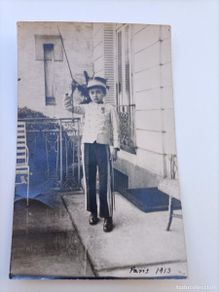 Militaria: FOTOGRAFIA DE JOVEN NIÑO CON UNIFORME TIPO HUSAR, PARIS 1913, TAMAÑO POSTAL.